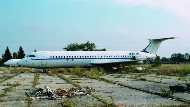 Au găsit părăsit la fiare vechi un avion ROMBAC, produs în România.Au urcat la bord şi s-au îngrozit