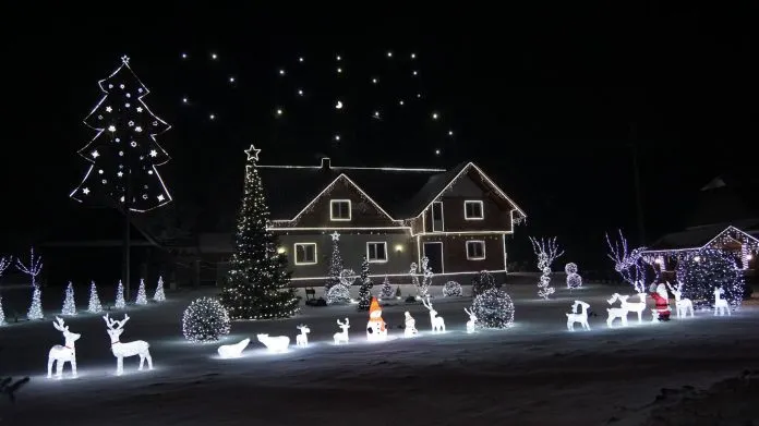 Imagini fabuloase, casă împodobită ca în povești, într-o localitate din Bucovina (VIDEO)