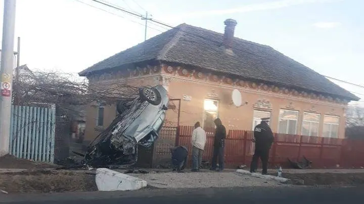 O adolescentă din Dolj s-a îmbătat bine și s-a răsturnat cu mașina într-o poartă