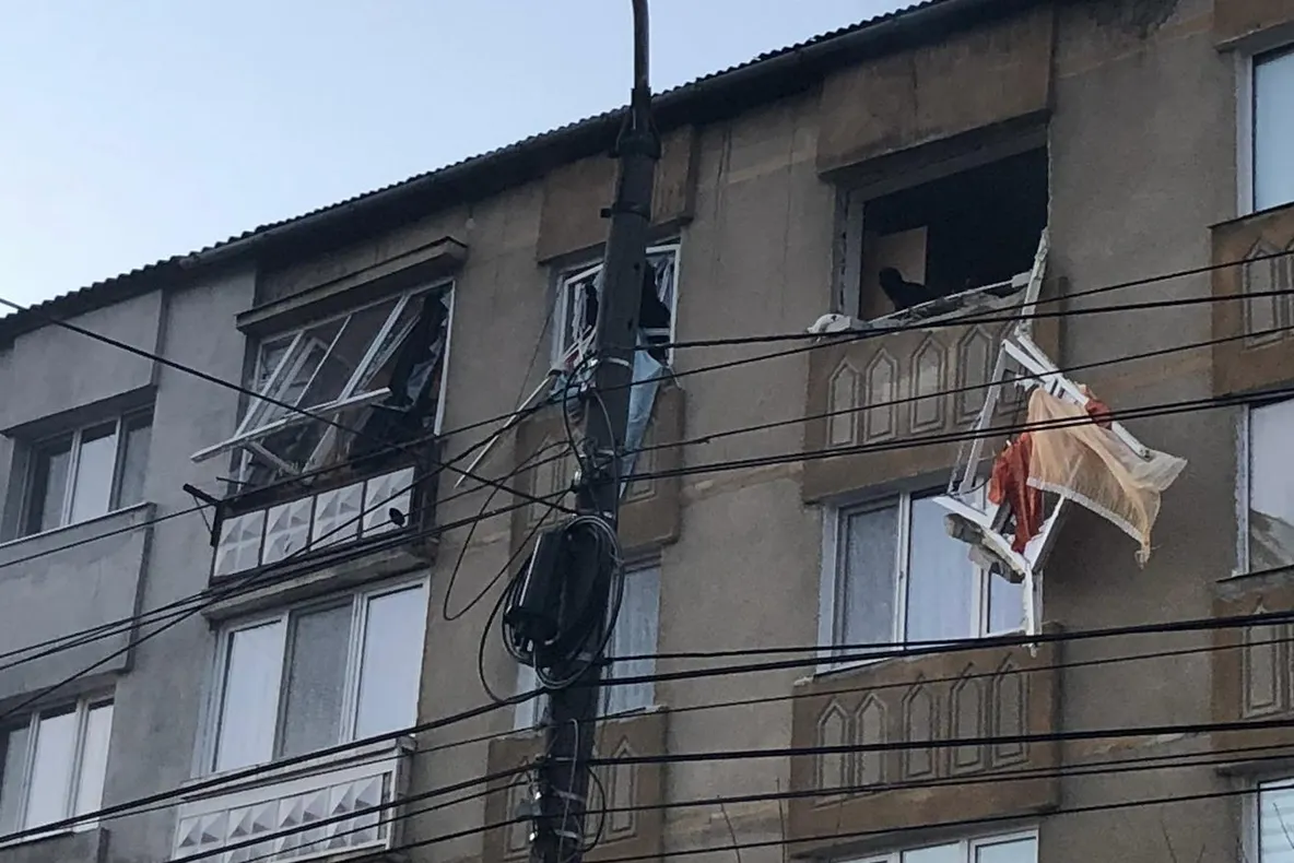 Tentativă de suicid: Un bărbat a sărit de la etajul 4 al unui apartament din Bistrița