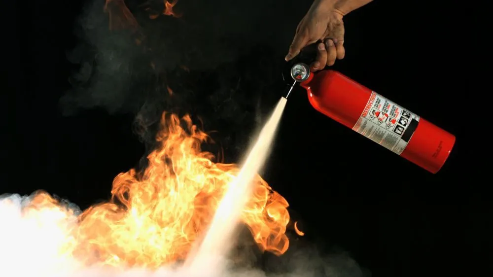 Două incendii, sâmbătă, în Bucureşti. Mai multe case, afectate de flăcări