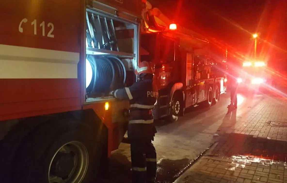 Incendiu puternic într-un bloc din Constanța: 17 persoane, evacuate de urgență