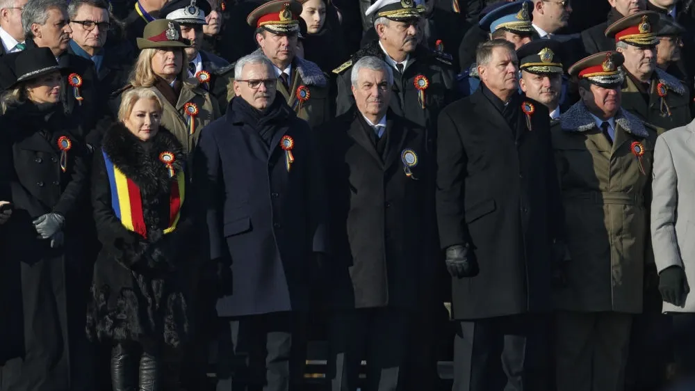 Parada de 1 Decembrie cu SURPRIZE. Avioanele F16, învinse de gheață, un tanc stricat, degerături