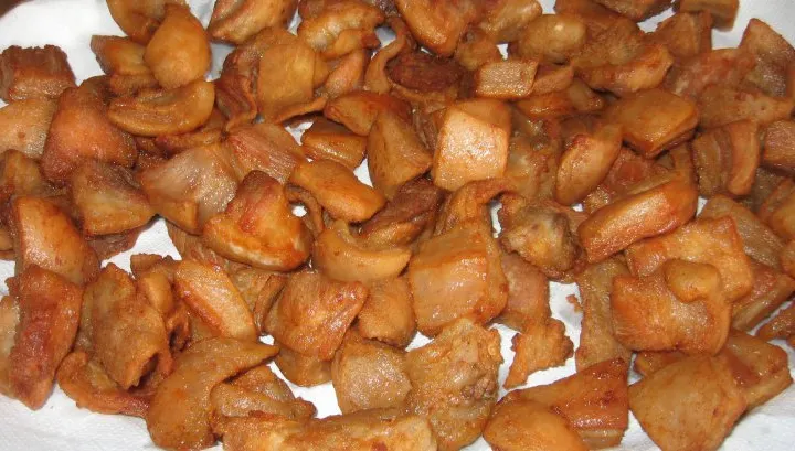 Război pe mâncarea românească. Cine revendică delicioasele jumări de porc 