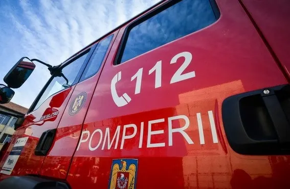 INCENDIU pe autostrada București-Pitești. TIR încărcat cu mașini, în flăcări