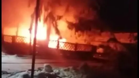 Argeş: O ambulanţă a explodat. Autospeciala a fost distrusă complet