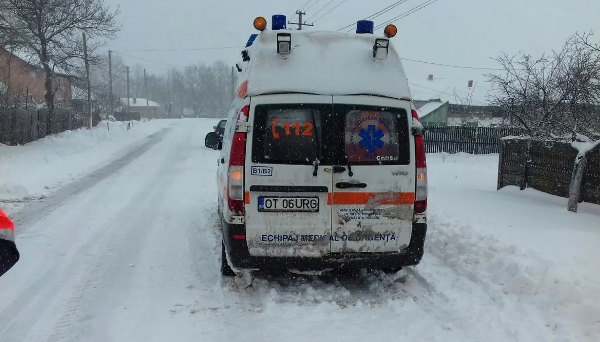 Ambulanţă plecată în misiune, rămasă blocată pe un drum din Olt