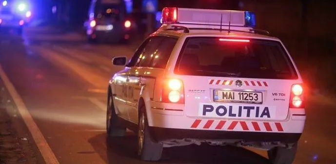 Urmărire ca-n filme! Bolid de lux, oprit cu focuri de armă, după ce a lovit 3 maşini