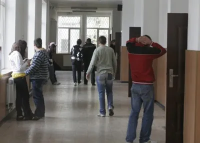 Elevii care s-au bătut în curtea unei şcoli din Oradea au fost sancţionaţi (VIDEO)