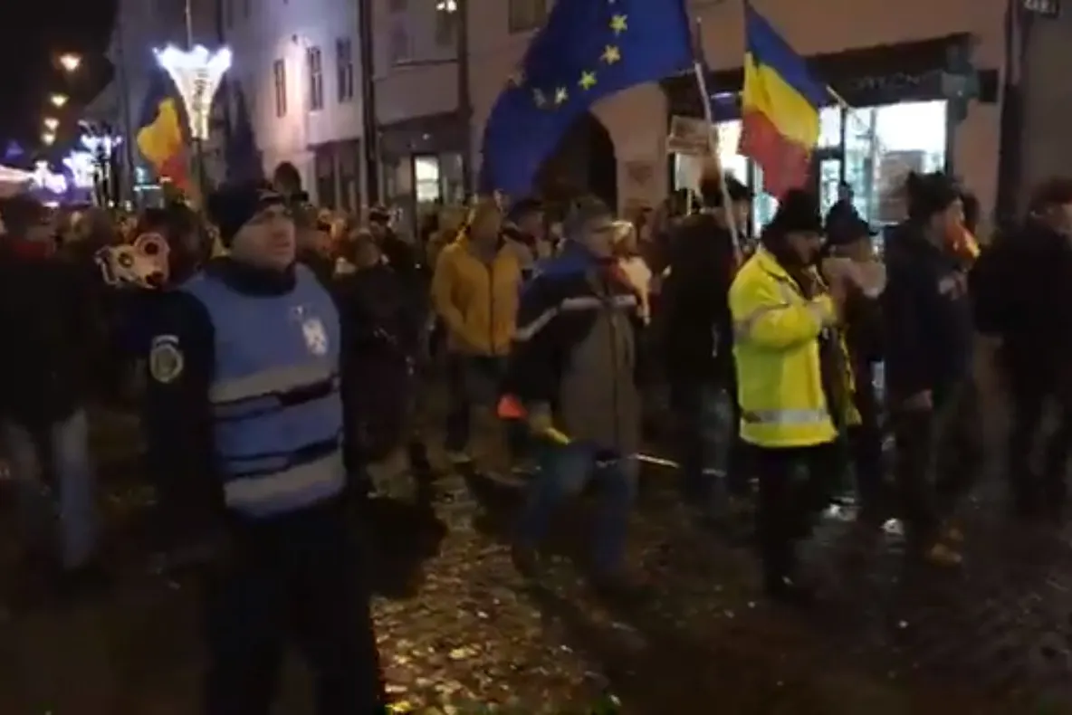 Aproximativ 2.000 de sibieni, în stradă: “Hai, români, hai cu toţi, să scăpăm ţara de hoţi!”