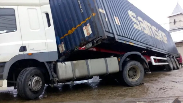 Accident grav în Vrancea: Autotren derapat pe podul de la Dumbrăveni