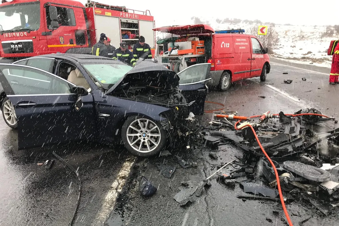 Impact devastator între o mașină și un microbuz, la Cluj: un mort, 4 răniți