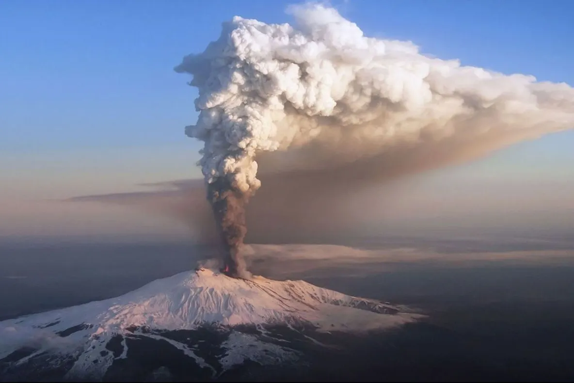 A erupt vulcanul Etna, după o serie de seisme. Traficul aerian perturbat