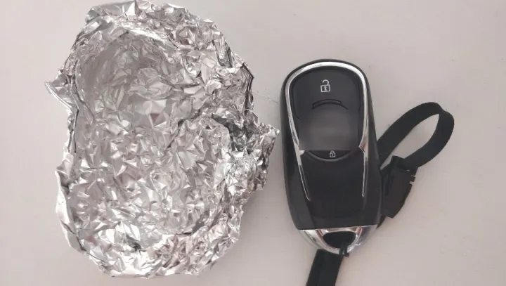 Un agent FBI a explicat de ce înfășoară cheile de la mașină în folie de aluminiu. Veți face la fel!