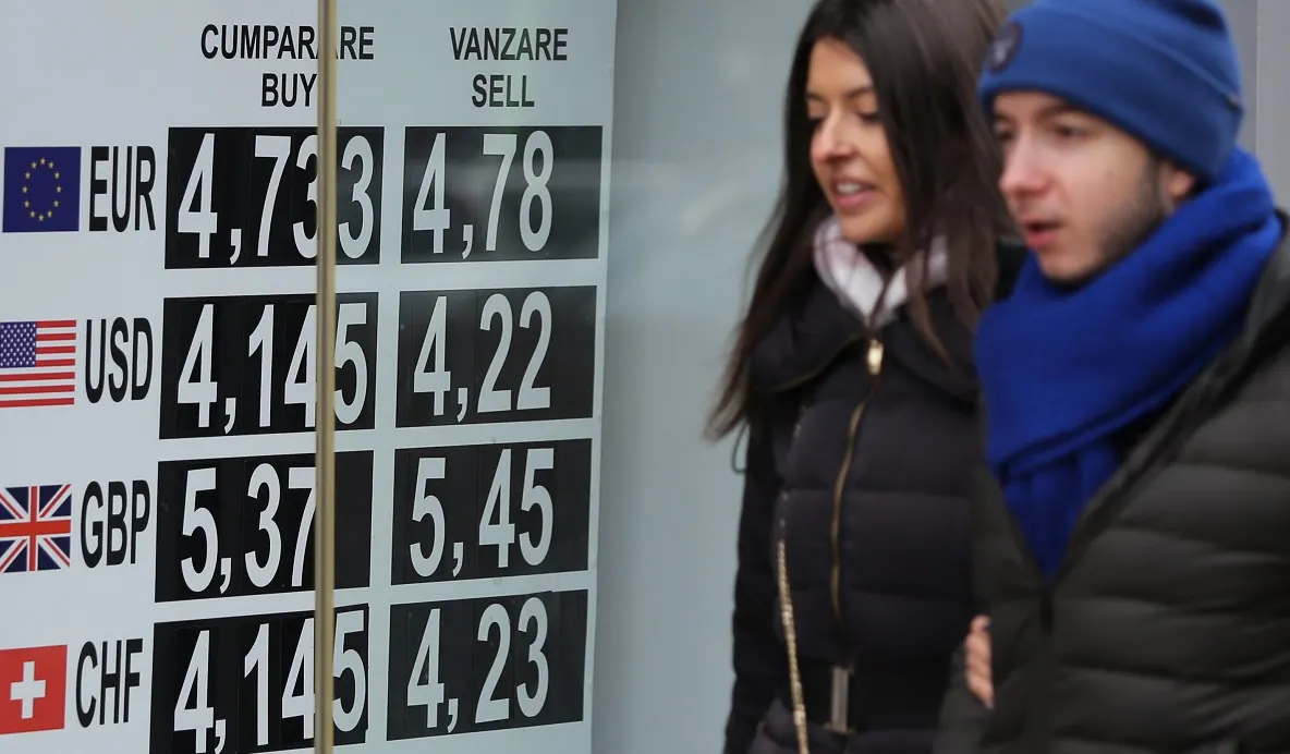 Leul iese din corzi după o săptâmână de coşmar. Atacurile la BNR continuă