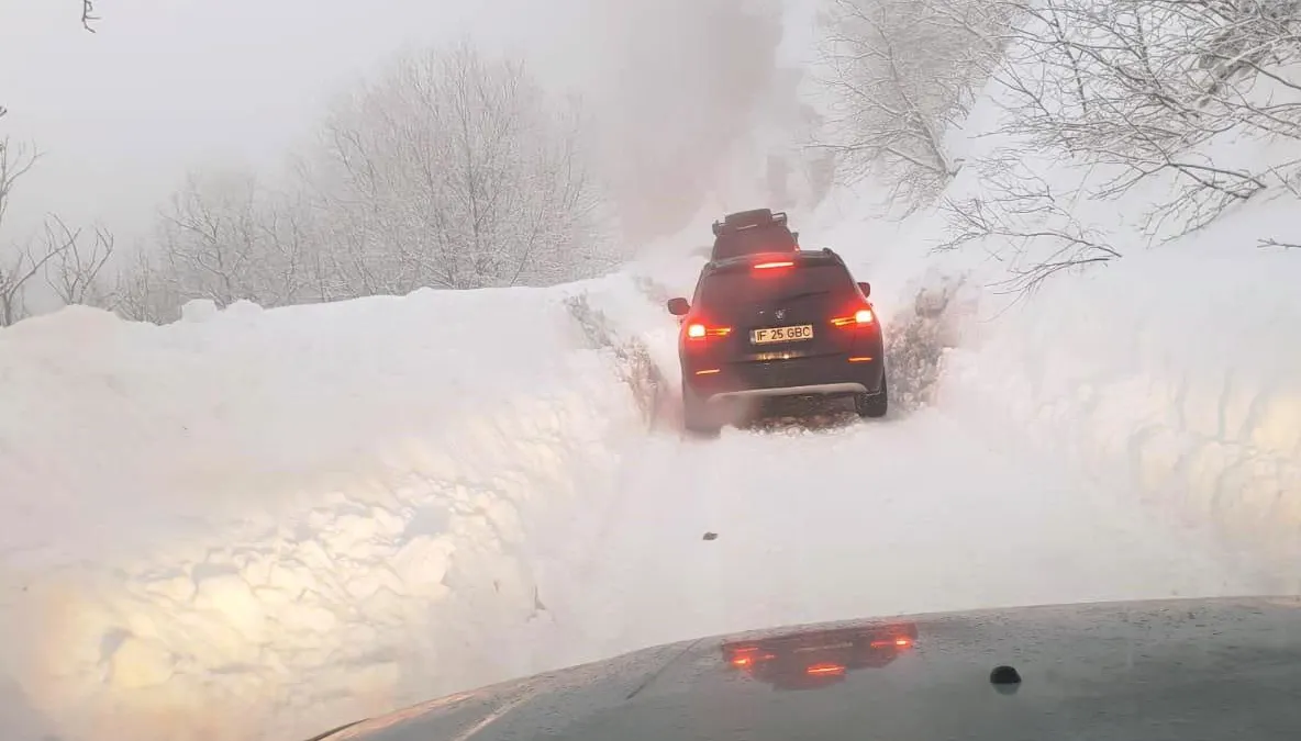 Avalanșele încurcă traficul în Dâmboviţa