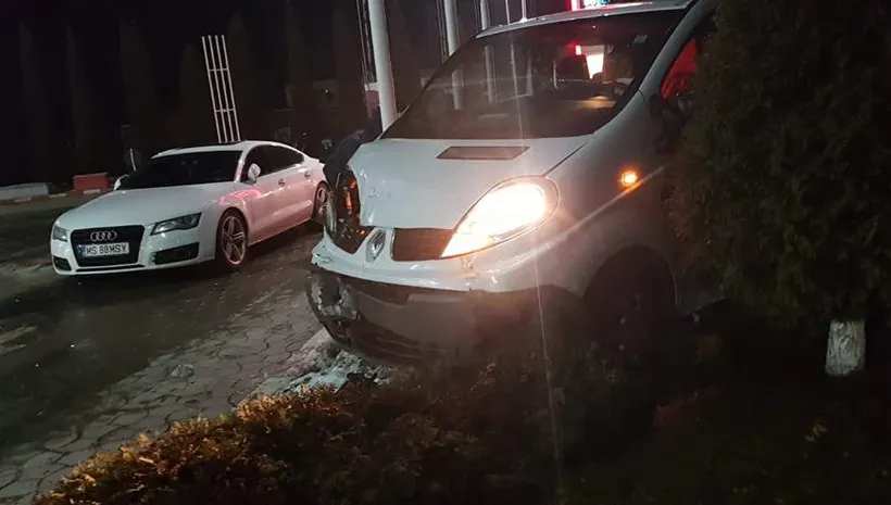Accident teribil între un microbuz cu 9 persoane și un autoturism