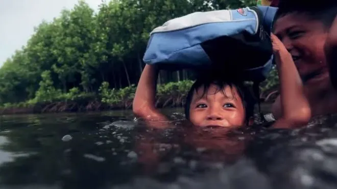 Elevii înoată prin mangrove ca să ajungă la școală. IMAGINI care îți sfâșâie inima 
