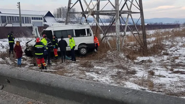 Accident cu microbuz: 7 persoane rănite, o femeie încarcerată