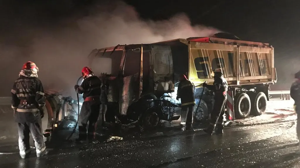Autospecială de la deszăpezire, în flăcări, pe Autostrada București - Constanța