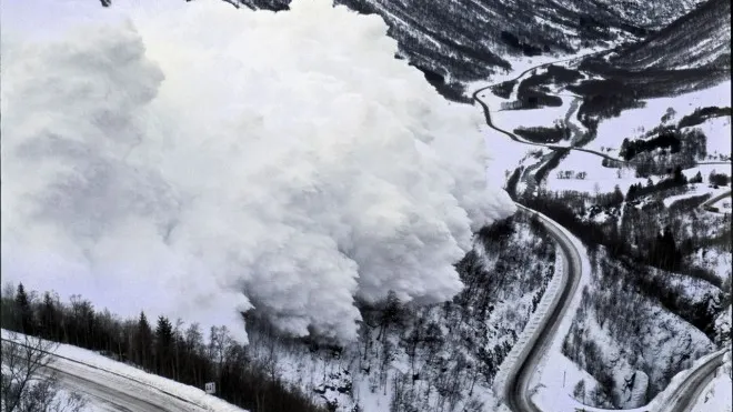 VIDEO | Risc RIDICAT de avalanșă la munte, zăpadă de peste 2,5 metri. Recomandările salvamontiștilor pentru turiști