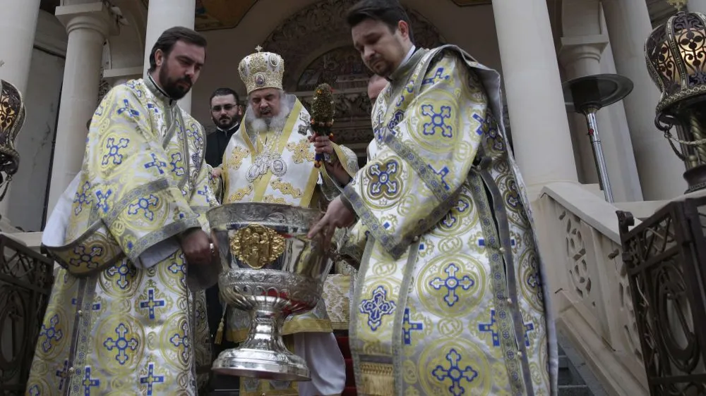 Boboteaza. Românii s-au așezat noaptea, la coadă la Catedrală, pentru a prinde aghiasmă