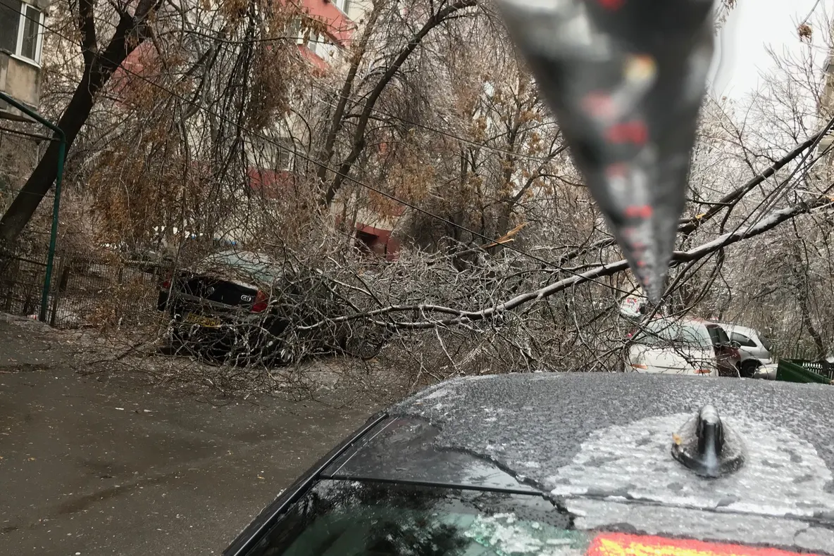 Primarii, depăşiţi de poleiul din Capitală: ”E ca la cutremur”