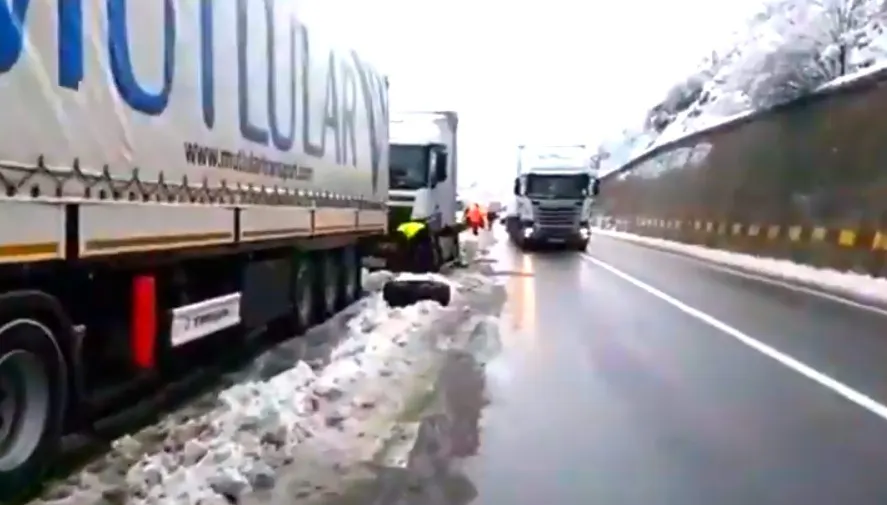 Coşmar pe E70, între Orşova şi Gura Văii. Maşini, distruse de craterele din asfalt