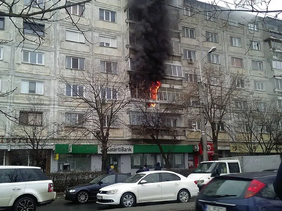 Incendiu violent într-un bloc din Timișoara. FOTO