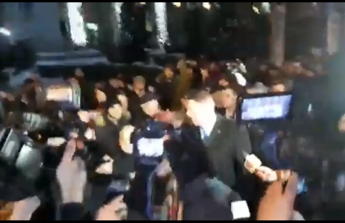 Klaus Iohannis, baie de mulțime la Iași. Ce-au scandat oamenii