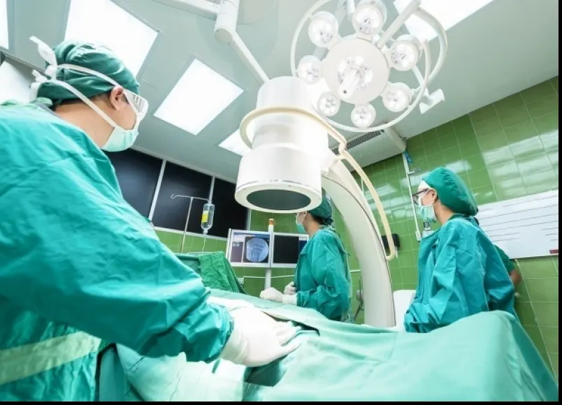 Tifon uitat de medici, în corpul unei fetițe de 11 ani, după o operație de apendicită!