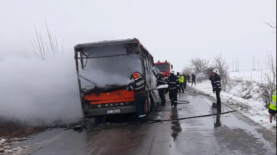 Autobuz cu călători, cuprins de un incendiu. Ce a făcut șoferul