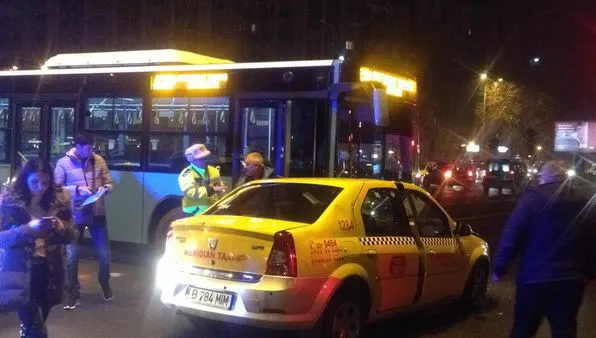 Accident în Capitală între un autobuz Otokar și un taxi 
