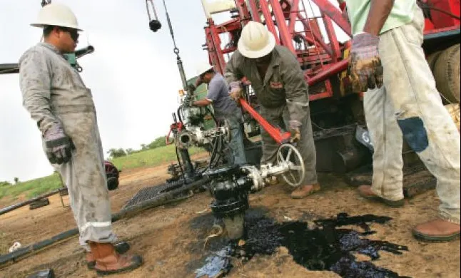 Petroliştii anunţă dezastrul după "taxa pe lăcomie" , concedieri şi investiţii blocate