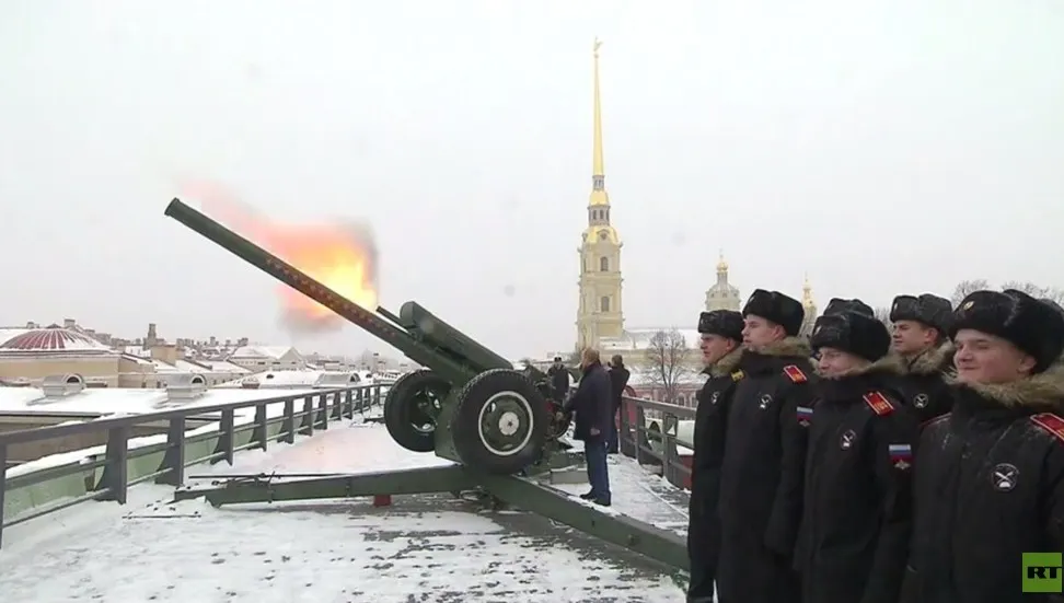 ”Soldatul total” Vladimir Putin trage cu tunul la Sankt Petersburg - VIDEO