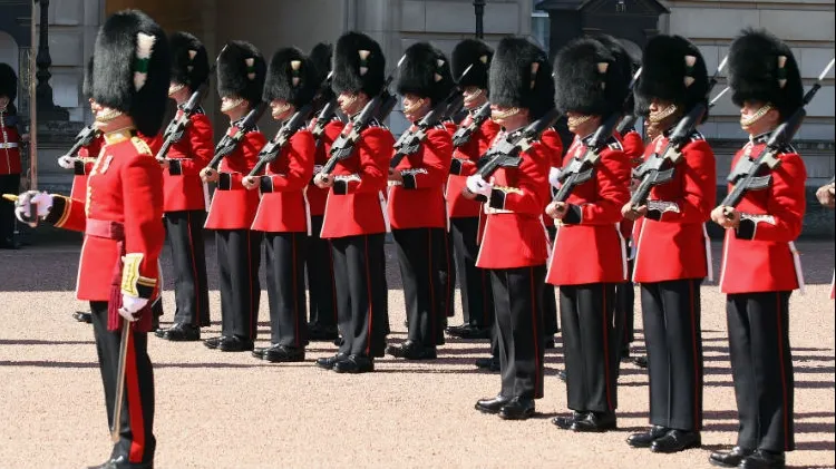 Cum au cântat Bohemian Rhapsody gărzile de la Buckingham VIDEO