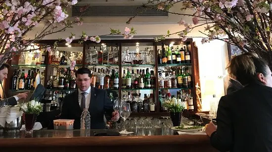 Au intrat în restaurantul unui român din New York, dar când au văzut ce e pe mese, s-au uluit