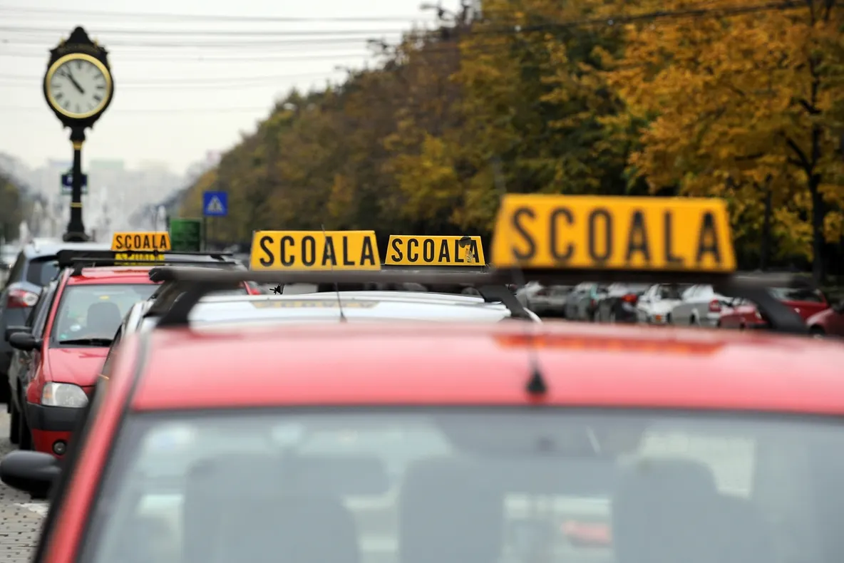 Școala de șoferi - GRATUITĂ pentru tinerii din medii defavorizate. Unde se pot înscrie cei interesați