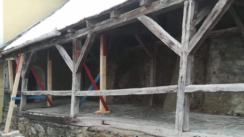 Situație revoltătoare! Cetatea Sighișoarei, sprijinită cu proptele de lemn