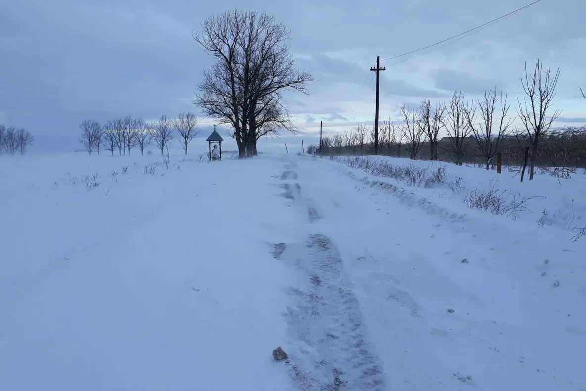 Se închid drumurile din județul Sibiu din cauza vântului și a zăpezii viscolite