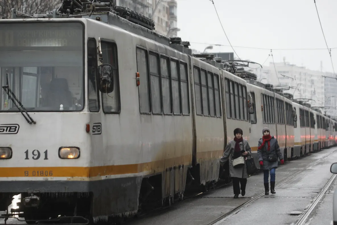 Doi oameni au ajuns cu picioarele AMPUTATE din cauza poleiului, după ce au căzut sub tramvai