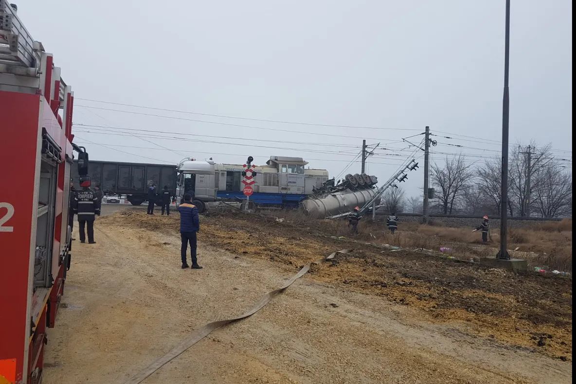 La un pas de tragedie în Portul Constanța: cisternă plină cu 30 de tone de motorină lovită de tren