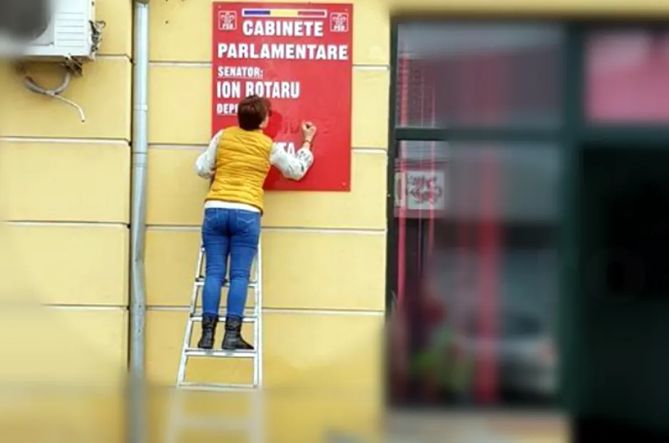Numele demisionarului Mihai Tudose, șters de pe panoul de la sediul PSD Brăila. Reacția lui Ponta