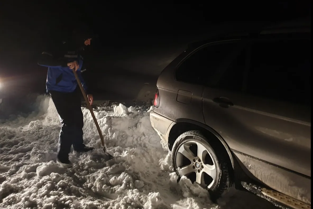 Nu au respectat indicatoarele rutiere și au rămas înzăpeziți. De unde a venit salvarea 
