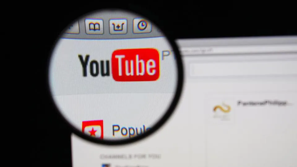 Provocările periculoase şi farsele care pot duce la tragedii, interzise pe YouTube