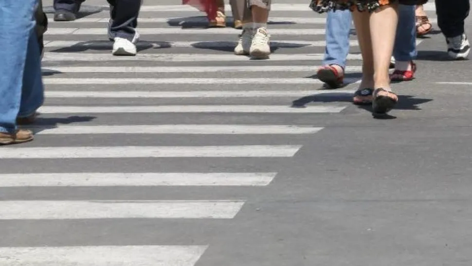 Doi pietoni, bătuţi pentru că au traversat neregulamentar