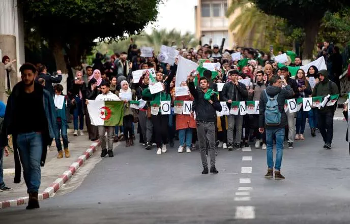 O revoltă fără precedent zguduie Algeria, iar valul ar putea lovi și Europa