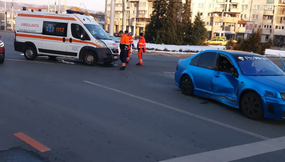 O ambulanță a fost implicată într-un accident