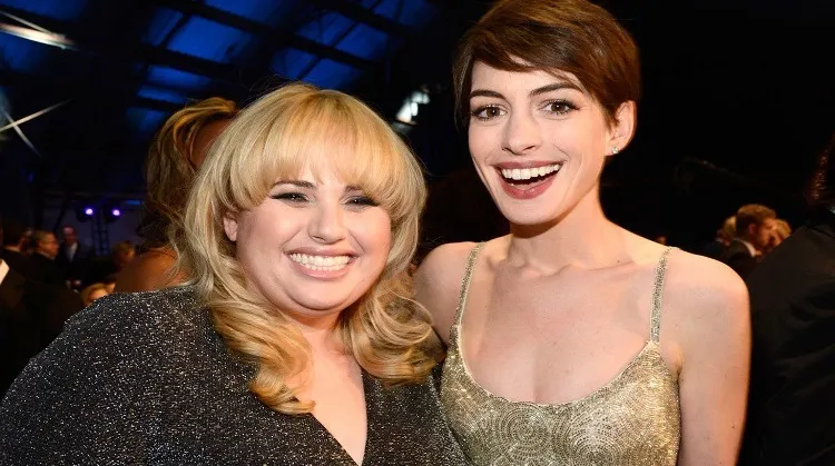 Anne Hathaway și Rebel Wilson sunt două escroace seducătoare într-o comedie spumoasă 