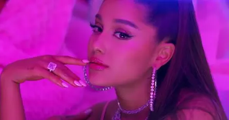 Ariana Grande a dat lovitura, a egalat un record Beatles